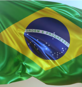 O Taco não é Soft vai ser o primeiro meio de imprensa a ser informado. Não por “exclusividade”, mas só o Taco e a VV8 TV parecem estar interessados em realmente divulgar o Softball e Beisebol para o Brasil sem interesses comerciais imediatos e têm procurado o DA para obter informações extraoficiais… Mais completas.​Além disso, vale destacar que o Distrito 2 da Little League Brasil também tem tentado firmar o nosso próprio pequeno acordo. Na verdade, temos certa autonomia para fazer isso.​Críticas​DISTRITO 2 PROGRAMA OFICIAL BRASIL TAMBÉM APOIA AS INICIATIVAS DA WBSC NO BRASIL.5 de julho de 2026​admin​A Little League® e a Confederação Mundial de Beisebol e Softball da Europa (WBSC-Europe) assinaram um acordo de cinco anos para continuar seus esforços na expansão do beisebol e do softball por toda a Europa. O acordo foi assinado por Patrick W. Wilson, Diretor de Operações da Little League, e Kruno Karin, Presidente da WBSC-Europe, no sábado, 24 de junho, em Londres, como parte das festividades da London Series de 2023.​”O relacionamento que construímos junto à Confederação Mundial de Beisebol e Softball ao longo dos anos nos deu a oportunidade de levar o beisebol e o softball para crianças em todo o mundo. Continuamos não apenas a expandir a modalidade em milhares de comunidades diferentes, mas também a formar fãs do esporte que carregarão memórias para o resto da vida”, disse o Sr. Wilson. “O forte compromisso da WBSC-Europe e de sua diretoria em apoiar o desenvolvimento do nosso programa em toda a Europa continua a nos motivar, e estamos entusiasmados em dar continuidade a essa parceria. Vislumbramos um futuro emocionante pela frente com nossos amigos da WBSC-Europe, trabalhando para criar novas oportunidades e aprimorar o esporte em todos os níveis.”​Como parte da extensão do acordo, a Little League fornecerá financiamento direto à WBSC-Europe para apoiar o desenvolvimento de campos, oportunidades promocionais de beisebol e softball, retenção de ligas e atletas já existentes, entre outras ações. Graças ao apoio contínuo da WBSC-Europe, a Little League Baseball and Softball permanece como a maior organização de esportes juvenis do mundo, com programas de ligas locais operando em mais de 80 países. No início deste ano, a Little League incluiu a Finlândia como o mais novo país europeu a aderir ao programa, ajudando a levar o esporte a mais crianças em comunidades por todo o país.​A WBSC Europe é o órgão regulador europeu do Beisebol, Softball e de todas as competições de Clubes e Seleções Nacionais. A WBSC Europe foi fundada em 10 de fevereiro de 2018, durante um congresso extraordinário da Confederação Europeia de Beisebol e da Federação Europeia de Softball em Val d’Europe, França. Seguindo os passos da Confederação Mundial de Beisebol e Softball, a Europa tornou-se o primeiro continente a fundir suas organizações de beisebol e softball em uma única entidade.​Entrevista Exclusiva: A Integração da WBSC e da Little League no Brasil​O repórter do Taco entrevistou Cesar Calderaro, fundador do programa “Softball para Todos”, que atua de forma voluntária para ajudar a Little League Brasil Distrito 2. Cesar Calderaro, que também participa ativamente da WBSC como Árbitro e Anotador Oficial, foi eleito recentemente como Administrador Distrital (D.A.) do Distrito 2 da Little League no Brasil e está trabalhando atualmente para implementar o programa da Little League em todo o país.​Ele foi questionado se o acordo global entre a WBSC e a Little League trará benefícios para as equipes do Distrito 2.​Resposta de Cesar Calderaro:”Sim, claro que será bom. Naturalmente haverá um período de adaptação, pois as estruturas administrativas de ambas as organizações são muito diferentes. No entanto, qualquer união e acordo que visem melhorar a promoção e o crescimento desses esportes no Brasil devem ser muito bem-vindos pelo bem das nossas crianças.​Este acordo trará tranquilidade para muitos setores do esporte que atualmente não sabem como essas organizações se integram. Aqui no Brasil, vemos muito protecionismo de mercado e grandes barreiras quando se trata de fazer negócios…​A mensagem que quero deixar para todos é que, este ano, estamos firmes no tabuleiro. Estaremos ajudando, incentivando e transmitindo com total transparência e informação em nossas escolas, para os pais e em nossas redes sociais. Nossa comunidade tem tudo a ganhar com esses esforços cooperativos.”​#LittleLeague #MatsumidiaTV #OCCChannel #TerrãoT
