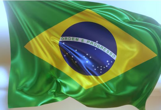 O Taco não é Soft vai ser o primeiro meio de imprensa a ser informado. Não por “exclusividade”, mas só o Taco e a VV8 TV parecem estar interessados em realmente divulgar o Softball e Beisebol para o Brasil sem interesses comerciais imediatos e têm procurado o DA para obter informações extraoficiais… Mais completas.​Além disso, vale destacar que o Distrito 2 da Little League Brasil também tem tentado firmar o nosso próprio pequeno acordo. Na verdade, temos certa autonomia para fazer isso.​Críticas​DISTRITO 2 PROGRAMA OFICIAL BRASIL TAMBÉM APOIA AS INICIATIVAS DA WBSC NO BRASIL.5 de julho de 2026​admin​A Little League® e a Confederação Mundial de Beisebol e Softball da Europa (WBSC-Europe) assinaram um acordo de cinco anos para continuar seus esforços na expansão do beisebol e do softball por toda a Europa. O acordo foi assinado por Patrick W. Wilson, Diretor de Operações da Little League, e Kruno Karin, Presidente da WBSC-Europe, no sábado, 24 de junho, em Londres, como parte das festividades da London Series de 2023.​”O relacionamento que construímos junto à Confederação Mundial de Beisebol e Softball ao longo dos anos nos deu a oportunidade de levar o beisebol e o softball para crianças em todo o mundo. Continuamos não apenas a expandir a modalidade em milhares de comunidades diferentes, mas também a formar fãs do esporte que carregarão memórias para o resto da vida”, disse o Sr. Wilson. “O forte compromisso da WBSC-Europe e de sua diretoria em apoiar o desenvolvimento do nosso programa em toda a Europa continua a nos motivar, e estamos entusiasmados em dar continuidade a essa parceria. Vislumbramos um futuro emocionante pela frente com nossos amigos da WBSC-Europe, trabalhando para criar novas oportunidades e aprimorar o esporte em todos os níveis.”​Como parte da extensão do acordo, a Little League fornecerá financiamento direto à WBSC-Europe para apoiar o desenvolvimento de campos, oportunidades promocionais de beisebol e softball, retenção de ligas e atletas já existentes, entre outras ações. Graças ao apoio contínuo da WBSC-Europe, a Little League Baseball and Softball permanece como a maior organização de esportes juvenis do mundo, com programas de ligas locais operando em mais de 80 países. No início deste ano, a Little League incluiu a Finlândia como o mais novo país europeu a aderir ao programa, ajudando a levar o esporte a mais crianças em comunidades por todo o país.​A WBSC Europe é o órgão regulador europeu do Beisebol, Softball e de todas as competições de Clubes e Seleções Nacionais. A WBSC Europe foi fundada em 10 de fevereiro de 2018, durante um congresso extraordinário da Confederação Europeia de Beisebol e da Federação Europeia de Softball em Val d’Europe, França. Seguindo os passos da Confederação Mundial de Beisebol e Softball, a Europa tornou-se o primeiro continente a fundir suas organizações de beisebol e softball em uma única entidade.​Entrevista Exclusiva: A Integração da WBSC e da Little League no Brasil​O repórter do Taco entrevistou Cesar Calderaro, fundador do programa “Softball para Todos”, que atua de forma voluntária para ajudar a Little League Brasil Distrito 2. Cesar Calderaro, que também participa ativamente da WBSC como Árbitro e Anotador Oficial, foi eleito recentemente como Administrador Distrital (D.A.) do Distrito 2 da Little League no Brasil e está trabalhando atualmente para implementar o programa da Little League em todo o país.​Ele foi questionado se o acordo global entre a WBSC e a Little League trará benefícios para as equipes do Distrito 2.​Resposta de Cesar Calderaro:”Sim, claro que será bom. Naturalmente haverá um período de adaptação, pois as estruturas administrativas de ambas as organizações são muito diferentes. No entanto, qualquer união e acordo que visem melhorar a promoção e o crescimento desses esportes no Brasil devem ser muito bem-vindos pelo bem das nossas crianças.​Este acordo trará tranquilidade para muitos setores do esporte que atualmente não sabem como essas organizações se integram. Aqui no Brasil, vemos muito protecionismo de mercado e grandes barreiras quando se trata de fazer negócios…​A mensagem que quero deixar para todos é que, este ano, estamos firmes no tabuleiro. Estaremos ajudando, incentivando e transmitindo com total transparência e informação em nossas escolas, para os pais e em nossas redes sociais. Nossa comunidade tem tudo a ganhar com esses esforços cooperativos.”​#LittleLeague #MatsumidiaTV #OCCChannel #TerrãoT