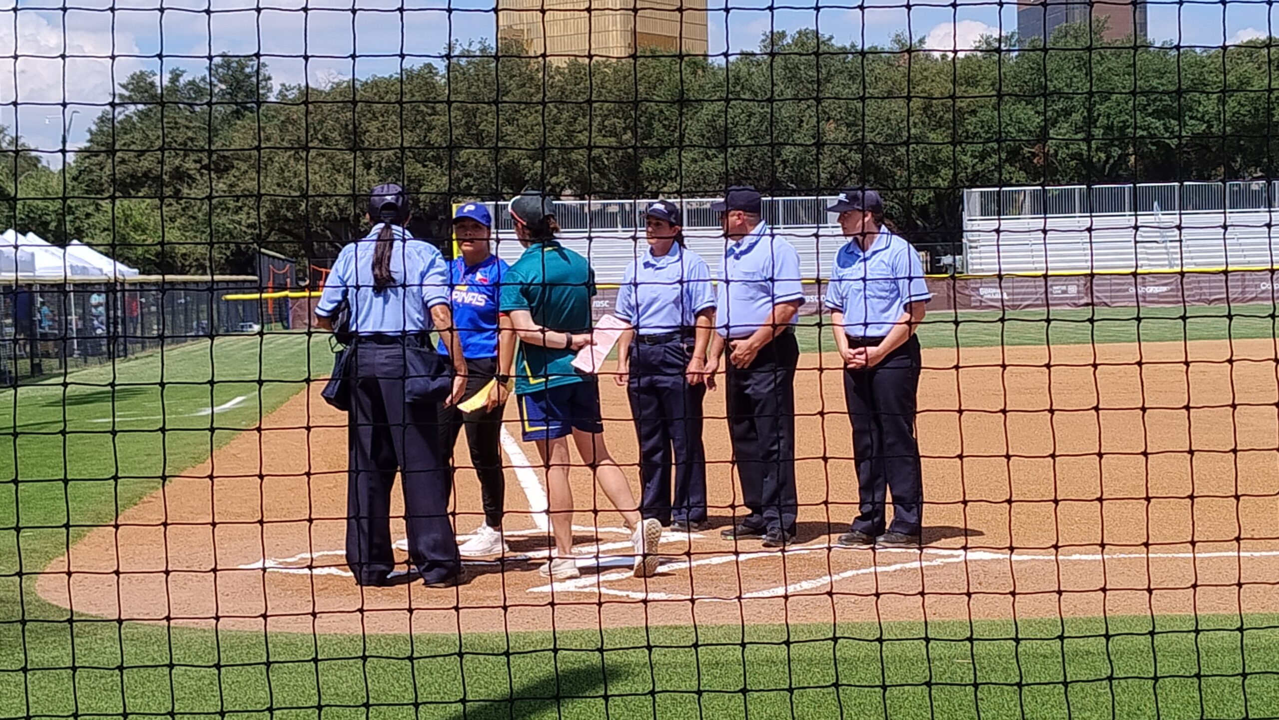 E a Copa de Softbol Continua