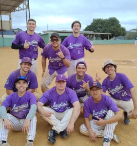 Oportunidade para os universitários continuarem jogando beisebol e softbol mesmo após a formatura.