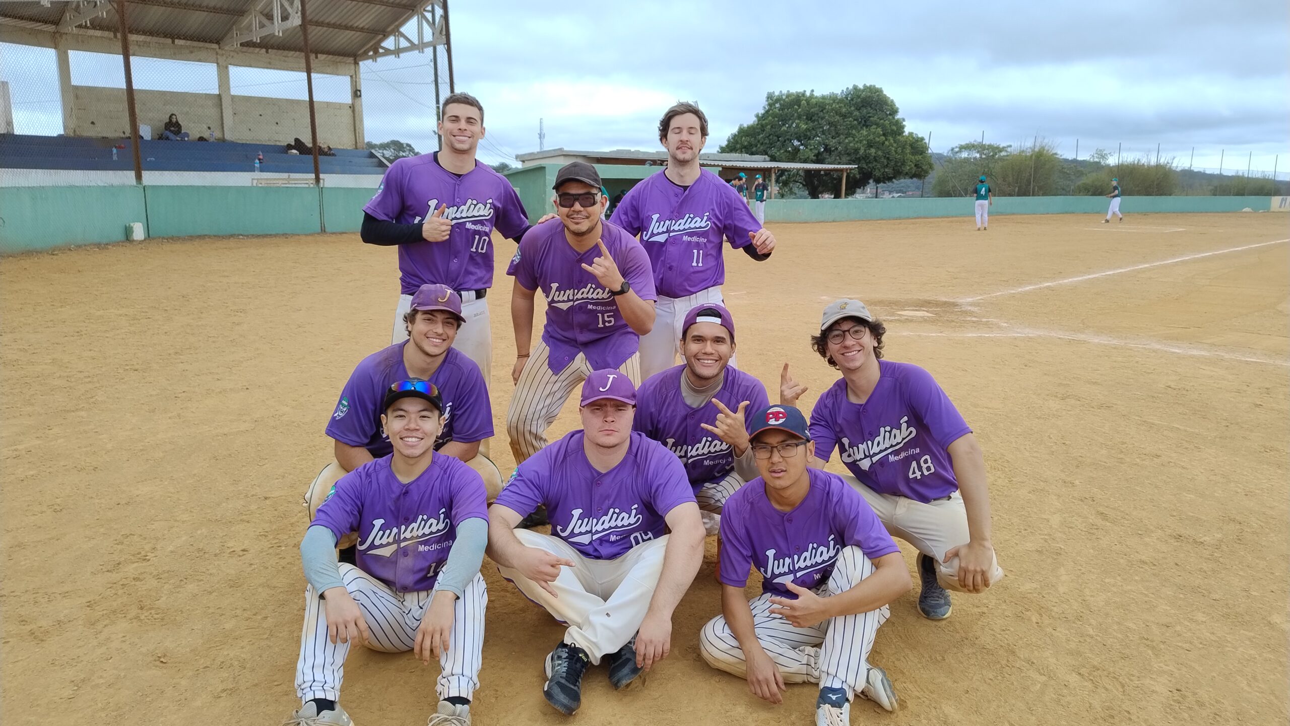 Oportunidade para os universitários continuarem jogando beisebol e softbol mesmo após a formatura.