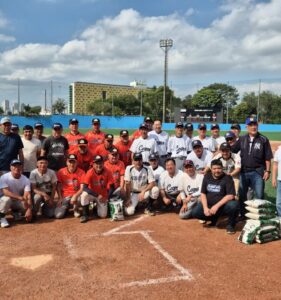 Homerun pelo Domingo: 75 anos de campeonato veteranos Beisebol.