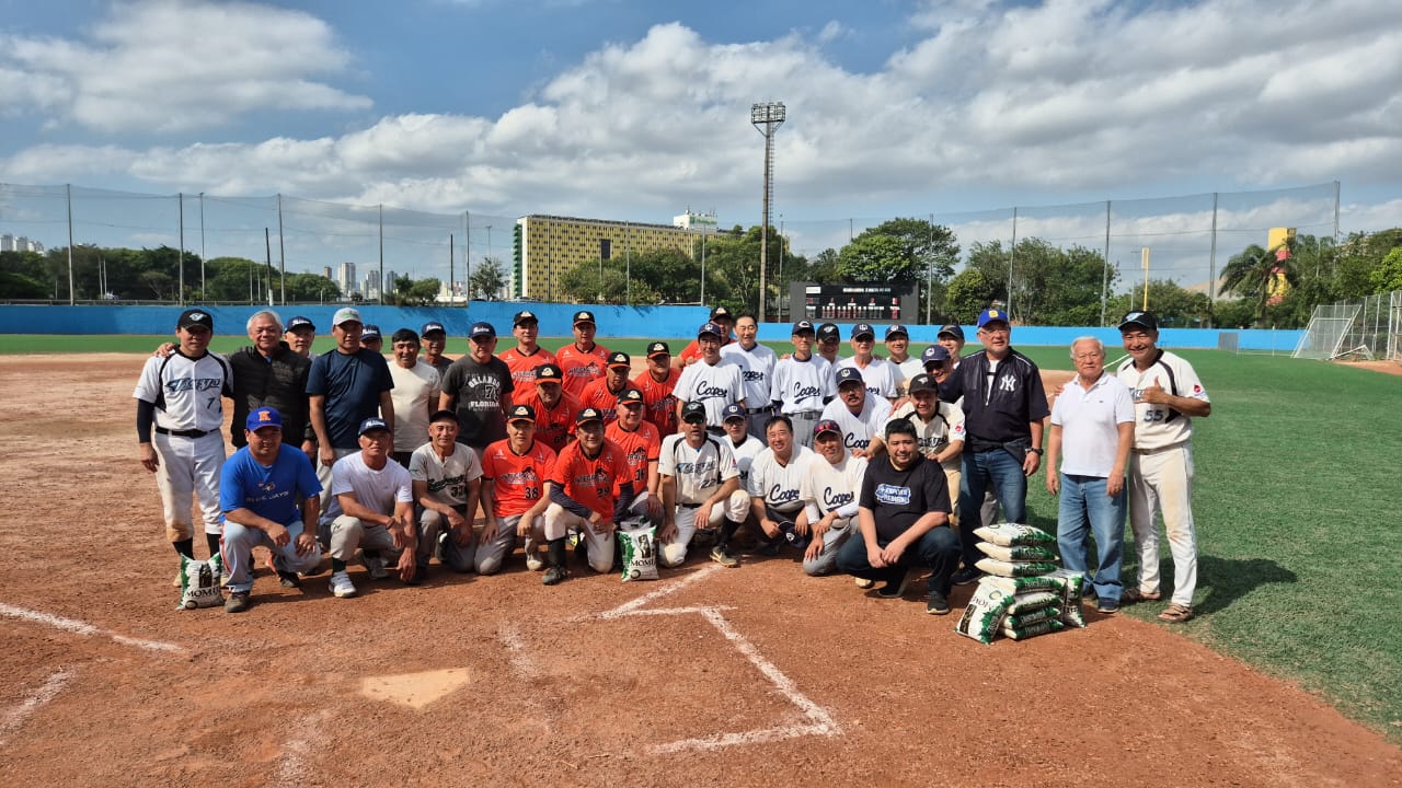 Homerun pelo Domingo: 75 anos de campeonato veteranos Beisebol.